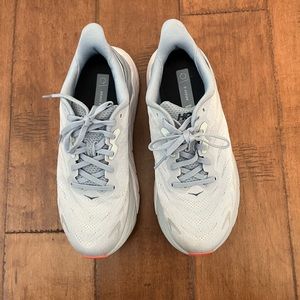 Hoka’s - size 7.5 women’s. Gently used bought them and didn’t end up liking them
